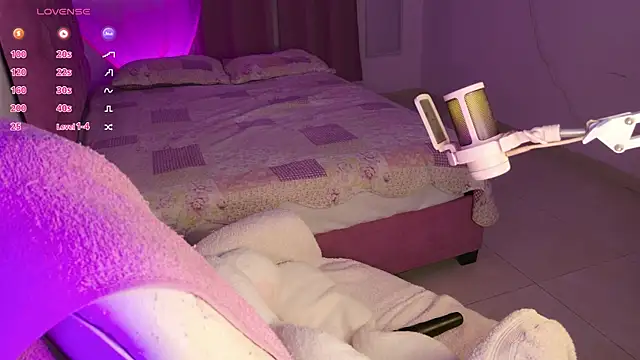 Snapshot of EmillieX chatting on 11/08/25, 11:03 EmillieX online show from 11/08/25, 11:03