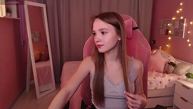 Snapshot of Adria_Arjona chatting on 11/16/25, 07:36 Adria Arjona online show from 11/16/25, 07:36