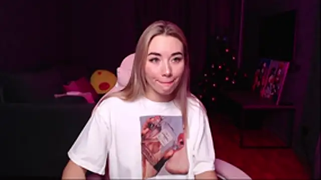 Snapshot of Rosie_Mac chatting on 12/15/25, 02:05 Rosie Mac online show from 12/15/25, 02:05