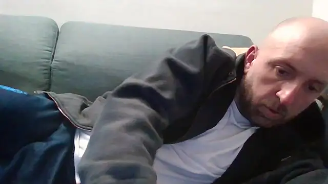 Snapshot of luca_beech88 chatting on 04/13/26, 06:24 luca beech88 online show from 04/13/26, 06:24