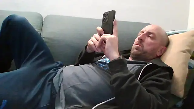 Snapshot of luca_beech88 chatting on 04/16/26, 06:19 luca beech88 online show from 04/16/26, 06:19