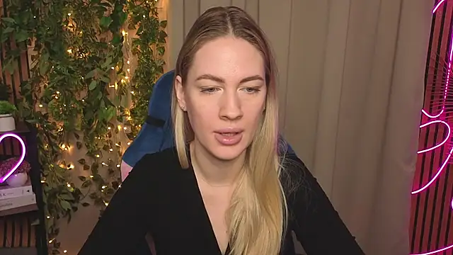 Snapshot of TonyaReid chatting on 12/14/25, 09:58 TonyaReid online show from 12/14/25, 09:58