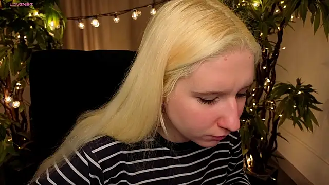 Snapshot of JoanneSmith chatting on 12/22/25, 10:45 JoanneSmith online show from 12/22/25, 10:45