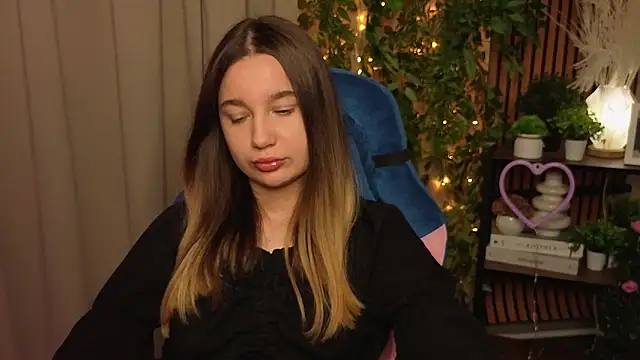 Snapshot of LauriePerez chatting on 12/21/25, 12:45 LauriePerez online show from 12/21/25, 12:45