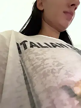 Snapshot of VickyM99 chatting on 12/04/25, 10:46 VickyM99 online show from 12/04/25, 10:46