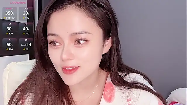 Yesenia- online show from 11/18/25, 02:10