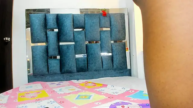 Snapshot of Jazmin040 chatting on 11/12/25, 01:00 Jazmin040 online show from 11/12/25, 01:00