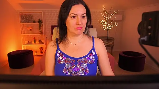 Snapshot of VelvetLuck chatting on 04/15/26, 06:09 VelvetLuck online show from 04/15/26, 06:09