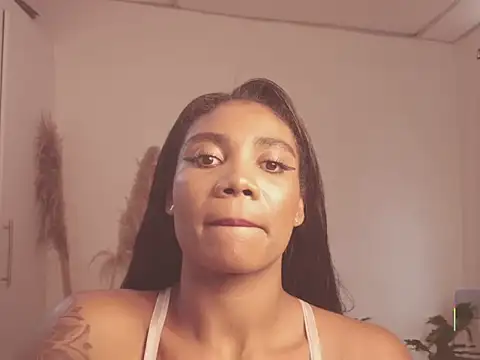 Snapshot of Miss_Benz chatting on 11/12/25, 01:55 Miss Benz online show from 11/12/25, 01:55