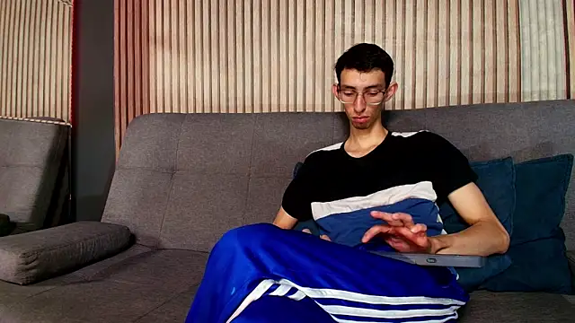 Snapshot of ZyroNight chatting on 11/27/25, 07:27 ZyroNight online show from 11/27/25, 07:27