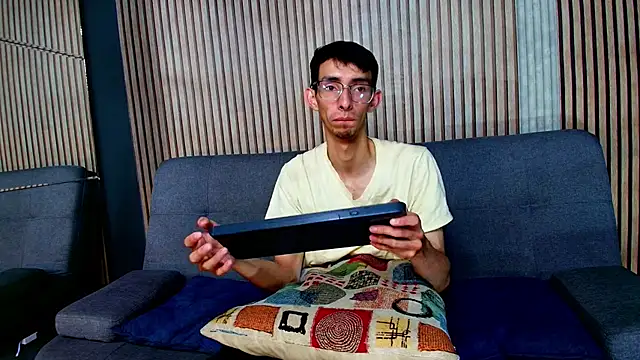 Snapshot of ZyroNight chatting on 12/04/25, 09:45 ZyroNight online show from 12/04/25, 09:45