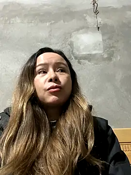 Snapshot of thu-cuoi chatting on 12/17/25, 01:44 thu-cuoi online show from 12/17/25, 01:44