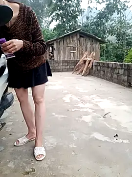 Snapshot of oanh-oanhbay chatting on 12/16/25, 12:15 oanh-oanhbay online show from 12/16/25, 12:15