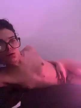 Snapshot of zowi101 chatting on 12/16/25, 04:28 zowi101 online show from 12/16/25, 04:28