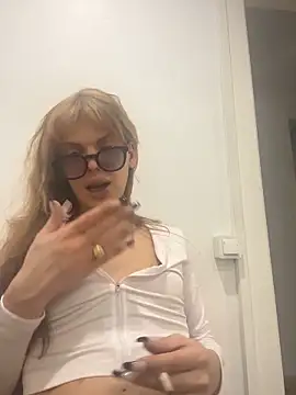 Snapshot of zowi101 chatting on 03/25/26, 06:03 zowi101 online show from 03/25/26, 06:03