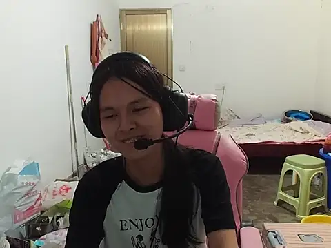 Snapshot of RebelAura chatting on 11/10/25, 11:42 RebelAura online show from 11/10/25, 11:42