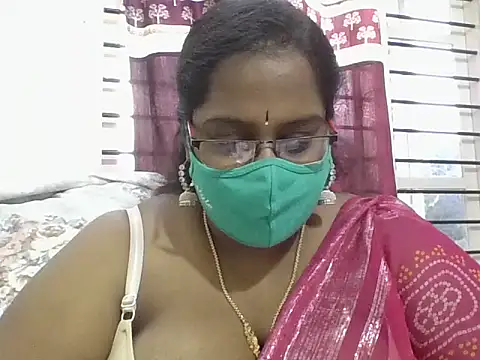 Snapshot of hootypriya chatting on 01/14/26, 12:11 hootypriya online show from 01/14/26, 12:11