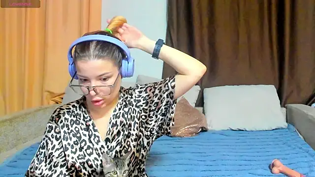 Eva purrr  online show from 11/30/25, 01:09