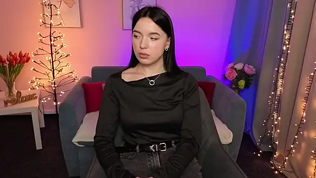 HeyNiki online show from 12/18/25, 04:02