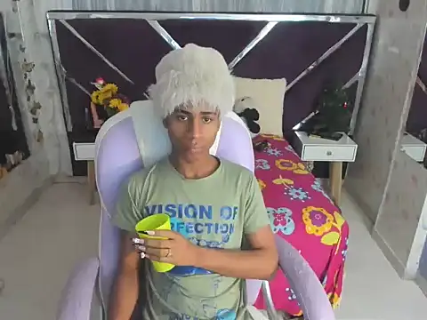 Snapshot of Santy_bigcock_01 chatting on 11/19/25, 02:00 Santy bigcock 01 online show from 11/19/25, 02:00