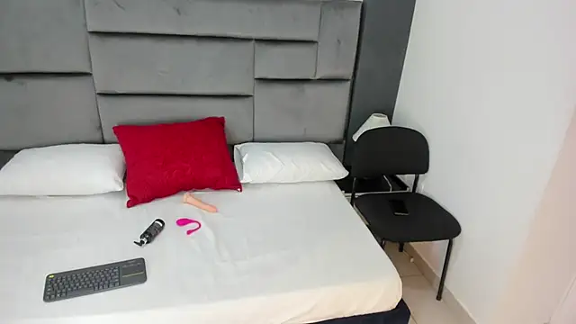 CatleyaSmith online show from 12/15/25, 12:09