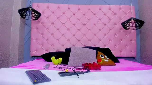 Mia Horney online show from 12/17/25, 01:17