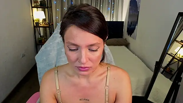 Naila Whisper online show from 12/03/25, 10:08