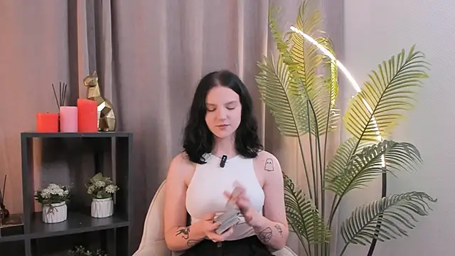 Snapshot of LatinaHuguenin chatting on 11/08/25, 02:17 LatinaHuguenin online show from 11/08/25, 02:17