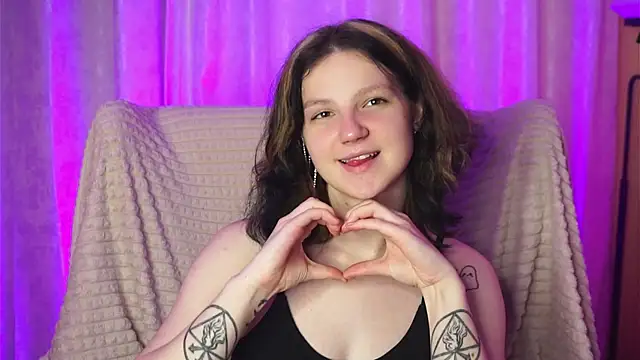 Snapshot of LatinaHuguenin chatting on 03/18/26, 07:06 LatinaHuguenin online show from 03/18/26, 07:06