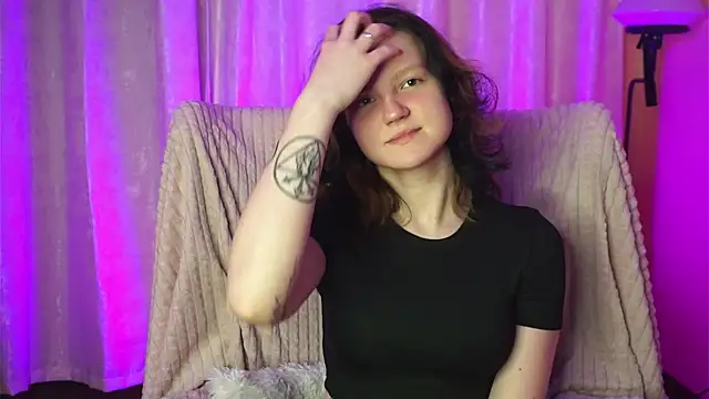 Snapshot of LatinaHuguenin chatting on 03/19/26, 08:02 LatinaHuguenin online show from 03/19/26, 08:02