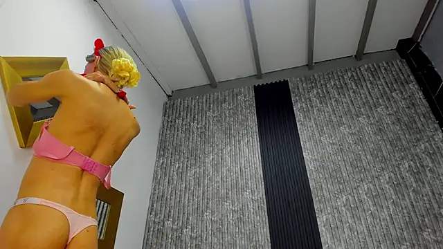 Snapshot of Caitlyn-Joness_ chatting on 12/17/25, 03:29 Caitlyn-Joness online show from 12/17/25, 03:29