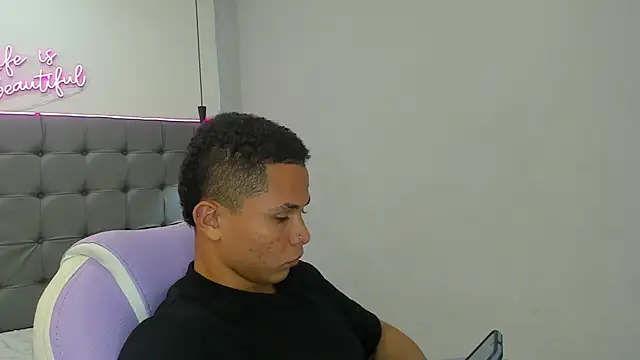 Snapshot of Liams18 chatting on 12/20/25, 02:40 Liams18 online show from 12/20/25, 02:40