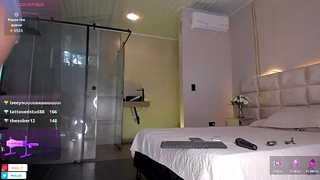 Snapshot of Heicy--01 chatting on 11/14/25, 08:18 Heicy--01 online show from 11/14/25, 08:18