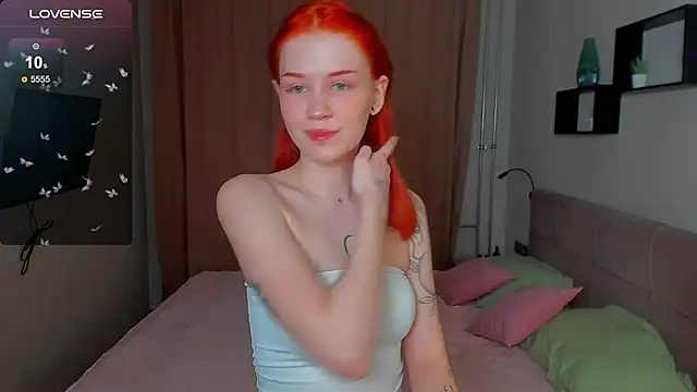 Snapshot of alice_with_freckles chatting on 02/15/26, 04:25 alice with freckles online show from 02/15/26, 04:25