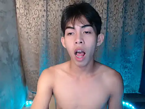 Snapshot of Urhotsilverboy chatting on 11/18/25, 04:00 Urhotsilverboy online show from 11/18/25, 04:00