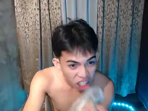 Snapshot of Urhotsilverboy chatting on 12/03/25, 03:32 Urhotsilverboy online show from 12/03/25, 03:32