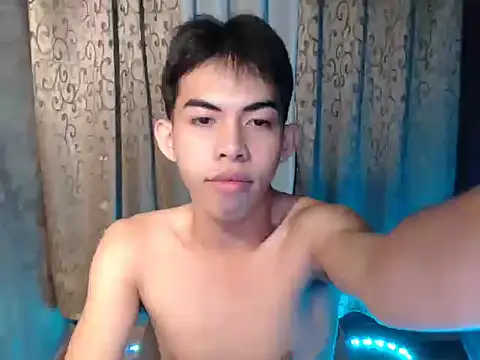 Snapshot of Urhotsilverboy chatting on 12/05/25, 03:48 Urhotsilverboy online show from 12/05/25, 03:48