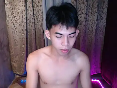 Snapshot of Urhotsilverboy chatting on 12/05/25, 03:52 Urhotsilverboy online show from 12/05/25, 03:52