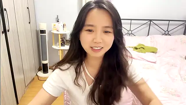 Snapshot of Hmm_0303 chatting on 03/04/26, 04:24 Hmm 0303 online show from 03/04/26, 04:24