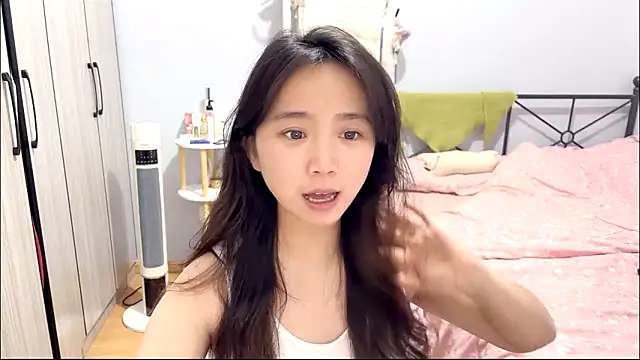 Snapshot of Hmm_0303 chatting on 03/12/26, 04:24 Hmm 0303 online show from 03/12/26, 04:24