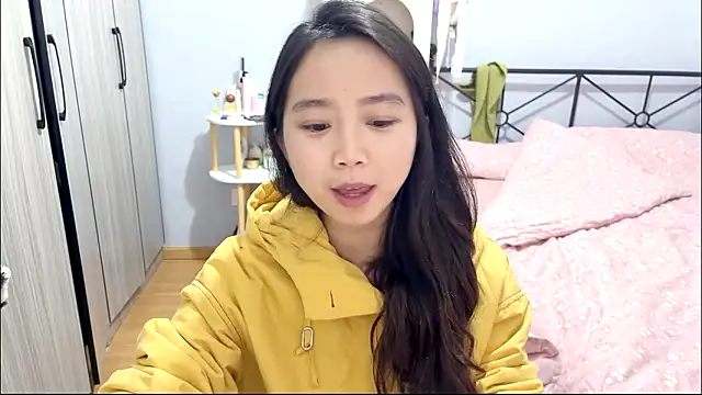 Snapshot of Hmm_0303 chatting on 03/17/26, 04:32 Hmm 0303 online show from 03/17/26, 04:32