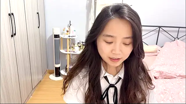 Snapshot of Hmm_0303 chatting on 03/18/26, 04:43 Hmm 0303 online show from 03/18/26, 04:43