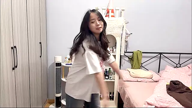 Snapshot of Hmm_0303 chatting on 03/19/26, 04:33 Hmm 0303 online show from 03/19/26, 04:33