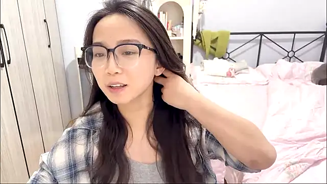 Snapshot of Hmm_0303 chatting on 03/23/26, 04:00 Hmm 0303 online show from 03/23/26, 04:00