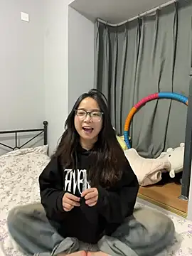 Snapshot of Hmm_0303 chatting on 04/05/26, 04:48 Hmm 0303 online show from 04/05/26, 04:48