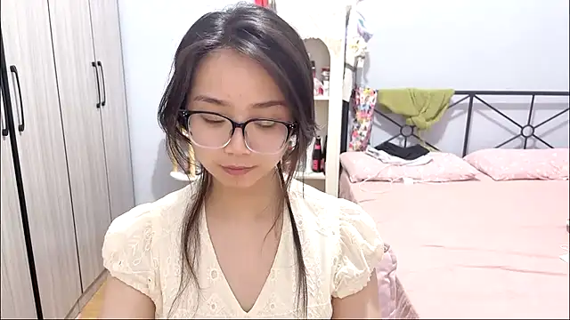 Snapshot of Hmm_0303 chatting on 04/15/26, 07:58 Hmm 0303 online show from 04/15/26, 07:58