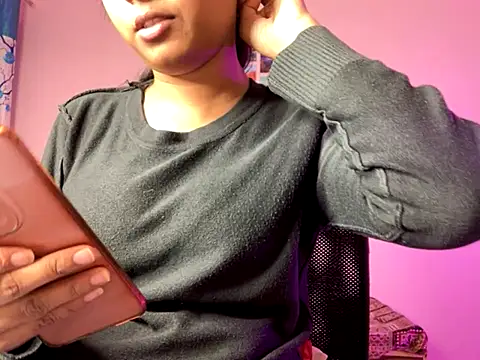 Suzanne 0 online show from 11/18/25, 04:22