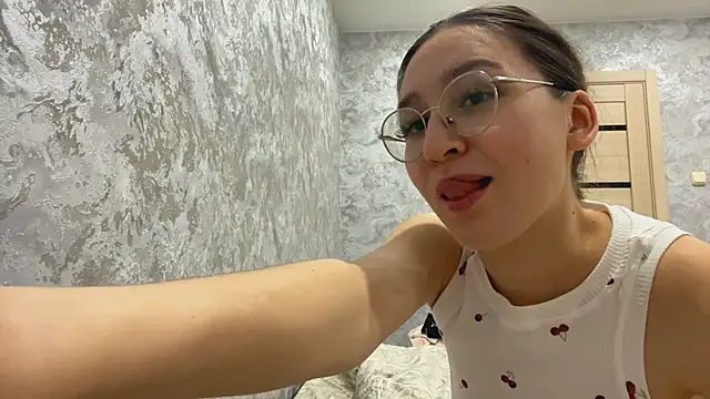 SofiYong online show from 11/07/25, 04:07