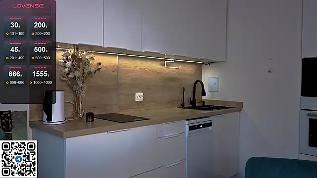 Snapshot of eshleeygreen chatting on 03/10/26, 02:44 eshleeygreen online show from 03/10/26, 02:44