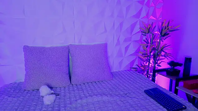 Snapshot of _ViolletteNoir_ chatting on 11/13/25, 08:30 ViolletteNoir online show from 11/13/25, 08:30